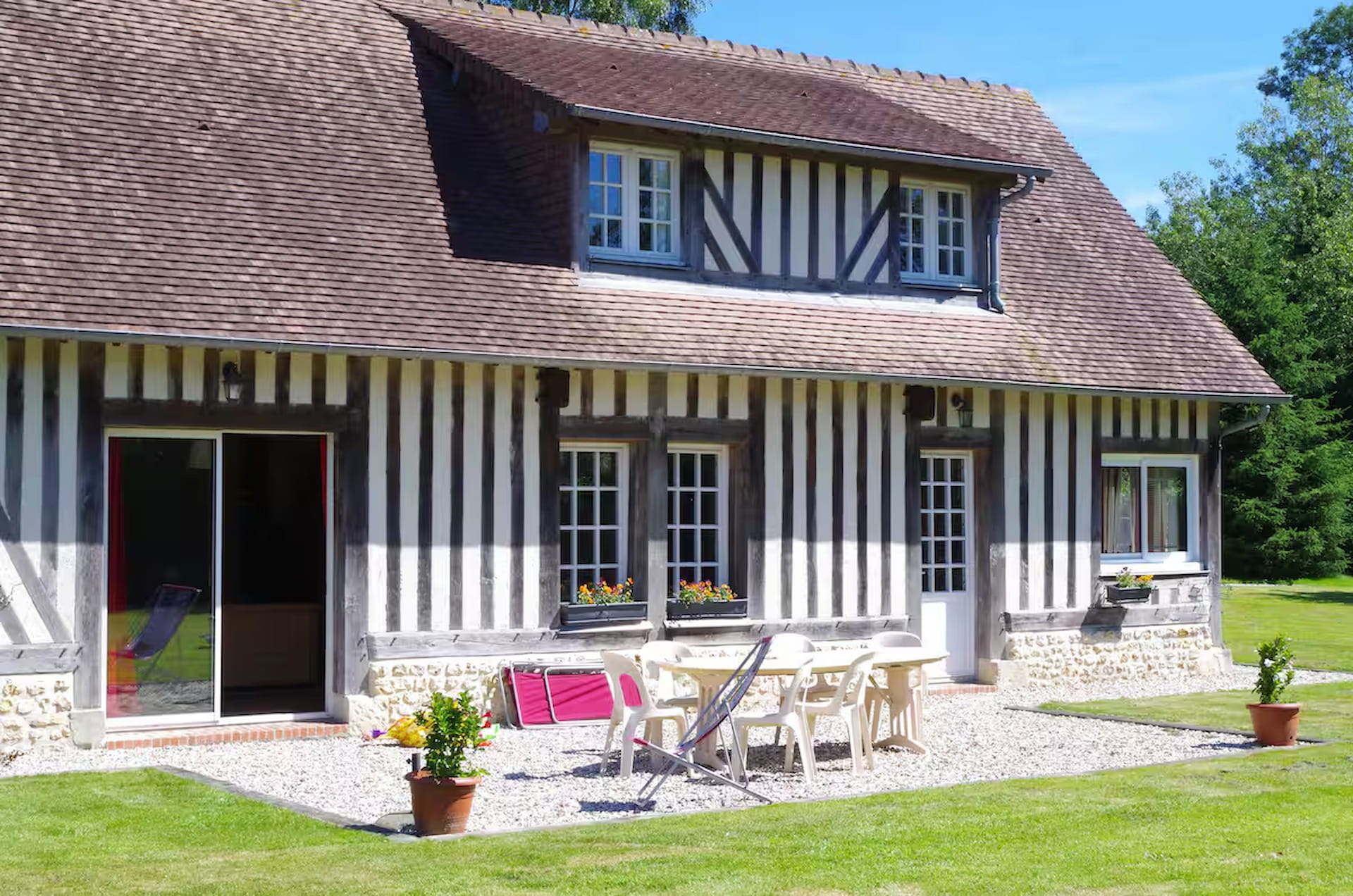 Façade de la maison en été